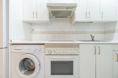 Mobilyalı küçük açık bir mutfağın ön görüntüsü