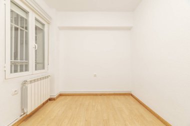 Parmaklıklı alüminyum pencereli boş oda, sade beyaz