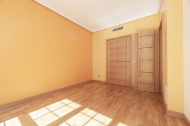 Pencereli meşe kapılı boş bir oda ve ahşap kapılı servis kapağı.