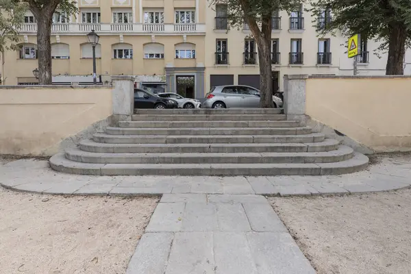 Granit yürüyüşlü bir şehir parkında kavisli merdiven 