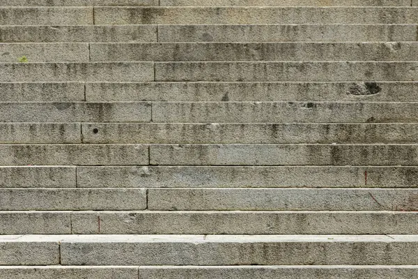 Merdiven, farklı yüksekliklerde bulunan çeşitli alanlarla iletişim kurmak için tasarlanmış bir yapıdır. Adımlardan oluşuyor.