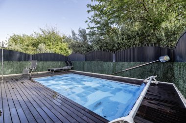 Tek kişilik bir ev havuzlu teras. 