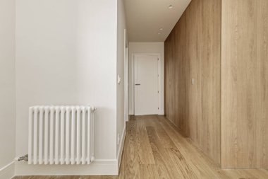 Yatak odasına giden koridorda özel yapım, açık meşe kapılı, tuvaleti olan bir oda var.