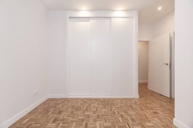 Geniş, yeni gardırobu olan boş bir oda. 