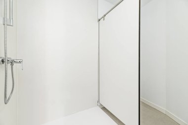 Beyaz ahşap perdeli bir banyo, duş kabini.