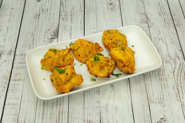 Şişler üzerinde servis edilir, sıklıkla yanında da yassı ekmek (lavaş), pirinç, salata ve soslar vardır..