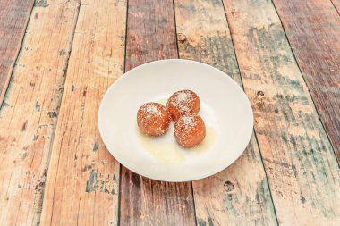 Gulab Jamun: Aromatik şuruba batırılmış kızarmış süt topları