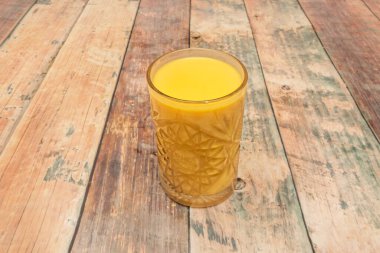 Lassi: Yoğurt içeceği tatlı olabilir, salata bazlı, 