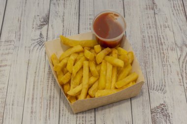 Patates kızartması genellikle bol tuzlu olur. Bu da hipertansiyon riskini artıran aşırı sodyum alımına katkıda bulunur..