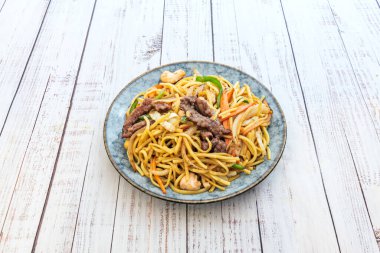 Chow Mein, Çin yemeklerinin klasiğidir.