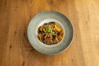 Bambu ve mantarlı biftek.