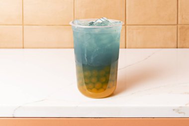 Kabarcık çayı, boba çayı ya da inci çayı olarak da bilinir, basit bir içecekten çok daha fazlasıdır; eşsiz doku ve lezzet kombinasyonu ile milyonlarca insanı büyüleyen küresel bir kültürel olaydır.