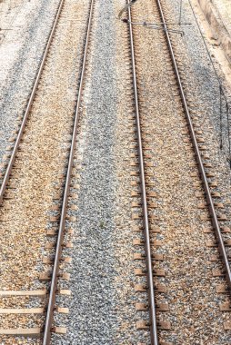 Bir demiryolu inşaatı, toprak sıkıştırmayı ve birçok durumda toprak setlerinin oluşturulmasını içeren arazi hazırlığı ile başlar. 