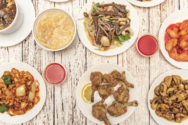 Orijinallik tartışması Batı 'da Çin yemeklerini tartışmanın merkezindedir.. 