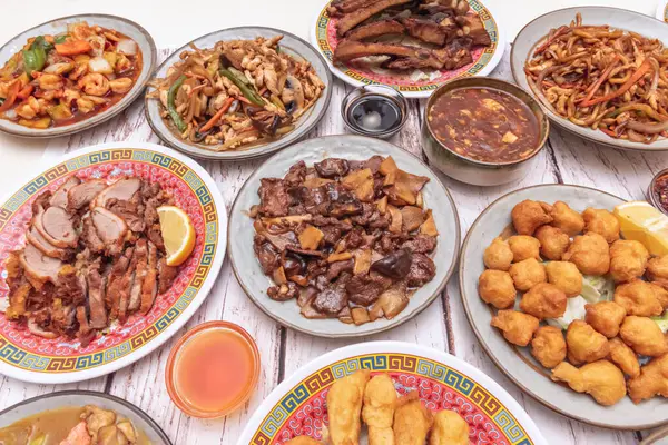 Batı lokantalarındaki Çin yemekleri Çin diyasporasının bir yansımasıdır. 