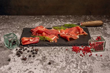 Serrano jambonunun büyüsü çok önemlidir.