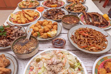 Çin mutfağı ve diğer mutfaklar arasında yeni füzyonlar, hatta modern yemek teknikleri ile bile.