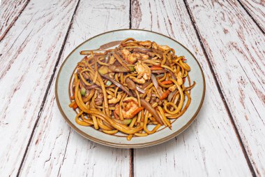 Chow mein 'in otantik versiyonları çok daha çeşitlidir, farklı türde erişteler, pişirme teknikleri (bazıları daha gevrek eriştelerle sonuçlanır).