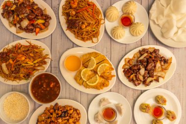 Çorbada servis edilen hamur köfteleri, Batı 'da sıkça az miktarda domuz eti ve karidesle dolu kızarmış versiyonlar popüler oldu.,