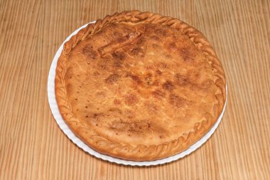 Repulgue, hamur kenarını dekoratif ve fonksiyonel bir şekilde katlayarak böreği kapatma sanatıdır..