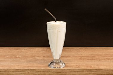 Meyve kokteylleri, sağlıklı bir yaşam tarzının temel direği olmak için basit, ferahlatıcı bir içecek olmanın ötesine geçmiştir.