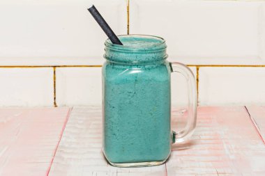  Meyve suyu, taze veya donmuş meyveyi temel sıvıyla karıştırarak yapılan yoğun, kremalı bir içecektir.