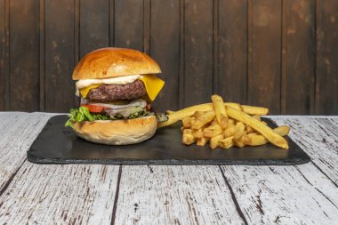 Çedar, İsviçre ya da Amerikan peyniri gibi erimiş bir peynir, son birkaç dakikalık pişirmede eklenir, böylece etin üzerinde mükemmel bir şekilde erir.