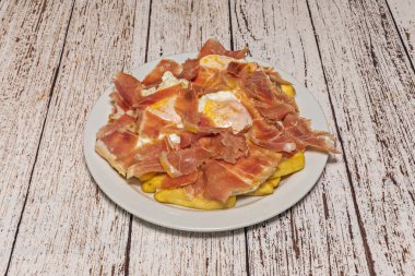 Klasik huevos rotos. Tarifi aldatıcı derecede basit.