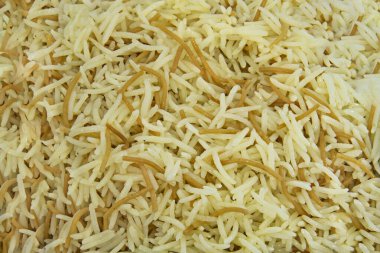 Yeni pişmiş basmati pilavının uzatılmış taneleri.