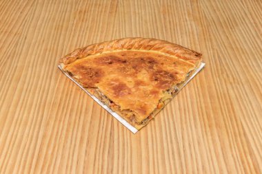 Pişirme: Daha yumuşak hamur ile daha hafif bir empanada üretir, genellikle açık kahverengi.