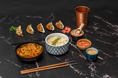 Kızarmış gyozalar, o lezzetli Japon köfteleri, gerçek bir mutfak lezzeti.