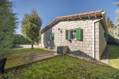 Bereketli bir çimenlik sulama, düzenli biçme ve ara sıra gübreleme ve havalandırma gerektirirken