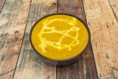 Tereyağlı tavuk, ızgara ve sonra domates, tereyağı ve krema sosunda pişirildi.