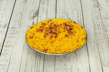 Uzatılmış taze pilav taneleri.