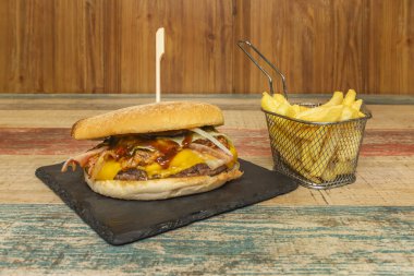 Hamburger, başlangıcından beri tüm sosyal sınıflar için ulaşılabilir bir yemek olmuştur.