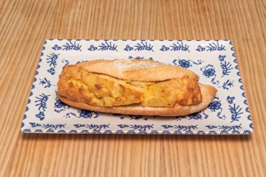 Tortilla sandviçi basit bir sandviçten çok daha fazlasıdır; İspanyol gastronomisinin gerçek bir simgesidir, bir basitlik ifadesi ve iyi bir tast