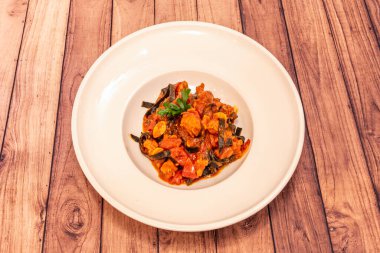 Pek çok taze makarna, özellikle kuzey İtalya 'da, hamur içine yumurtaları koyarak, onlara daha zengin bir yaşam sunar.