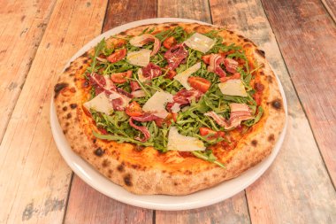 İtalyan pizzasının güzelliği tam olarak dengesinde yatıyor.