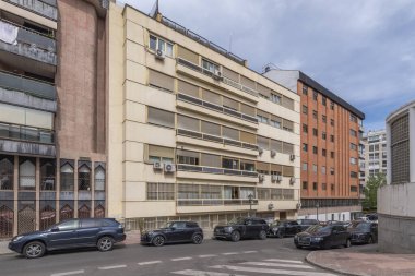 Diğer taraftan, giriş kapıları odak noktasıdır ve genellikle detaylara, malzemelere ve güvenliğe özel özenle tasarlanmış olan eve hoş geldiniz.