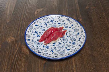 Nigiri geleneksel olarak ısırıklar arasındaki damak tadını temizlemek için az miktarda gari (turşu turşusu) ile servis edilir.,