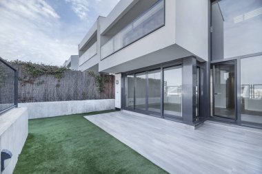 Çimen, çoğu kişi için arka bahçenin belirleyici unsurudur.