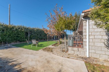 Yaya kaldırımları, taş levhalar, tasarlanmış ahşap ve mikroçimento gibi sert yüzeylere sahip çimenlerin birleşimi görsel ve işlevsel geçişler yaratır.