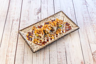 Suşi özünde Japon olmasına rağmen, Uramaki suşiyi adapte etme ihtiyacından doğan batılı bir icattır.