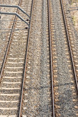 Ana bileşenlere ek olarak, bir demiryolu tamamlayıcı unsurlar içerir.