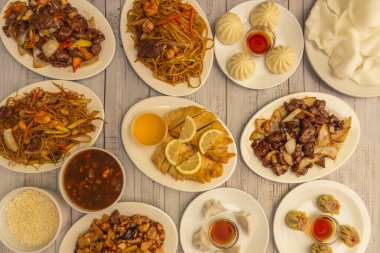 Çorbada servis edilen hamur köfteleri, Batı 'da sıkça az miktarda domuz eti ve karidesle dolu kızarmış versiyonlar popüler oldu.,