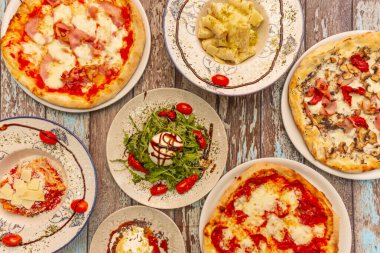 Çeşitlilik: Sonsuz. Klasik Margherita 'dan patates, biberiye, kabak, çeşitli pişirilmiş etler ve peynirlere kadar.