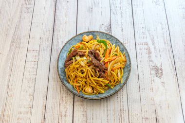 Chow Mein, Çin yemeğinin klasik bir kızartılmış eriştesidir.