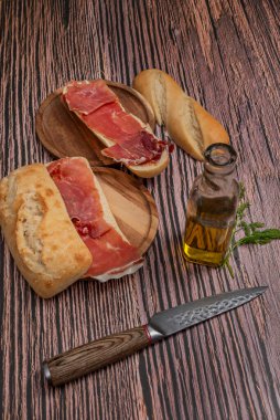 Serrano Ham Bocadillo: Bir tapadan çok bir sandviç olmasına rağmen, bir minyatür versiyonu (