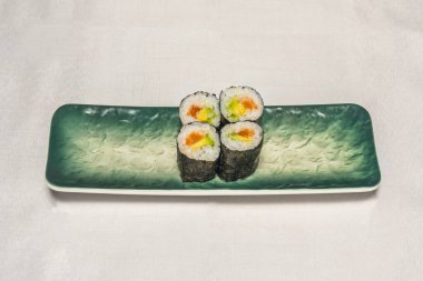 Burası, çiğ balıktan sebzeye, pişmiş deniz ürünlerine veya turşulu balıklara uzanan en büyük maki çeşitliliğinin bulunduğu yerdir.