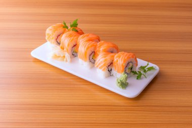 Uramaki sadece bir suşi rulosu değil, kültürel bir olgu.